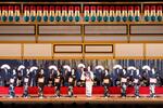　２０２４年５月に開かれた「第９９回東をどり」でフィナーレの踊りを披露する新橋芸者。小いくさん（左から６人目）が男役を務める＝東京都中央区の新橋演舞場