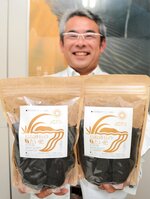 鳥取砂丘で除草された草から作った「鳥取砂丘のエコたい肥」。除草ボランティアの返礼品として活用される＝１０月３０日、鳥取県庁