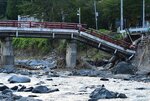 崩落した高山橋＝２８日