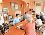 さまざまな人が気軽におしゃべりを楽しむオレンジカフェ＝日吉津村日吉津