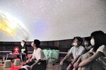 ドームに投影された星空を見つめる参加者