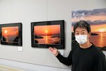 「中海オレンジロード」の作品を解説する米子城写真人の岡さん