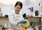 　食物アレルギー対応の料理を振る舞う上田まり子さん＝３月、松江市