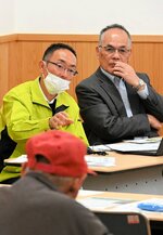有機質肥料「土姫」の効果や安全性について説明する職員