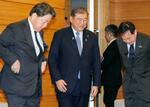 　閣議に臨む石破首相（中央）＝２８日午前、首相官邸
