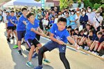 力を合わせて綱を引く出場者ら＝２１日、湯梨浜町旭