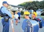 署員（左）から話を聞く児童ら