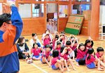 消防団員と一緒に火災に関する○×クイズに挑戦する園児ら