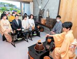 静楽庵でのお茶席を楽しむ参加者ら