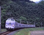スーパーやくも色（ＪＲ山陰支社提供）