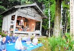 新調した塔婆（右端）の前で御詠歌や念仏を唱える保存会のメンバー＝２５日、新温泉町塩山の吹上神社