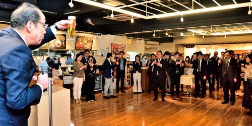 長尾会長（左）のかけ声に合わせて乾杯する参加者