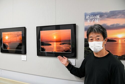 「中海オレンジロード」の作品を解説する米子城写真人の岡さん