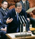 　参院予算委の集中審議で答弁する石破首相＝２８日午前