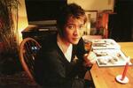 　ハービー・山口宅で優しいまなざしを向ける吉川晃司（ＣＤブック「エンジェルチャイムが鳴る夜に」より）