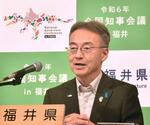 　記者会見場のバックボードにも登場した全国知事会議のロゴ＝２日、福井市