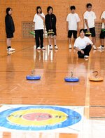 的を狙ってジェットローラーを滑らせる生徒