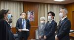 　横田早紀江さん（右から３人目）ら拉致被害者家族と面会する、北朝鮮人権問題を担当する国連のサルモン特別報告者（左手前）＝２０２２年１２月、内閣府（内閣官房拉致問題対策本部事務局提供）