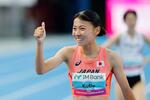 　女子８００メートル予選を終え、笑顔を見せる久保凜＝亀尾（共同）