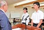 県代表選手として決意を述べる男子の山下颯祐主将（右）と女子の坂中ゆきな主将＝倉吉体育文化会館