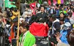 　「四国こんぴら歌舞伎大芝居」の開幕を前に、「お練り」で顔見せする中村獅童さん＝３日午後、香川県琴平町