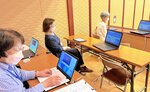 本会議前に要約筆記者（左）が打ち込んだ文章を画面で確認する傍聴者ら＝２０日、米子市議会議場