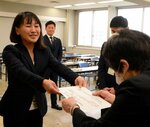 当選証書を受け取る山本さん（左）ら＝２５日、鳥取県庁