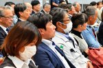 候補の演説に耳を傾ける支援者ら＝１９日、米子市内