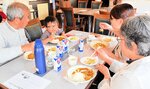 初開催の「ゆけむり食堂」で食事を楽しむ参加者＝２６日、新温泉町湯のカフェ９８℃