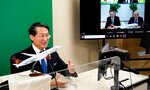 上海吉祥航空の幹部らに国際定期便の再開を訴える平井知事＝２３日、鳥取県庁
