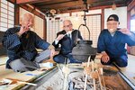 いろりを囲んで、うそつき豆腐を食べる会員ら＝９日、鳥取市河原町渡一木の河原歴史民俗資料館