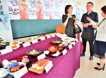 各店が発表したオリジナル料理を試食する参加者ら＝５日、琴浦町徳万の町商工会