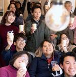 　住民らと乾杯し、開店を祝う深沢諒さん（左手前から２人目）＝２月、福島県双葉町
