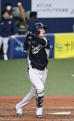 　阪神との強化試合で、本塁打を放つ韓国代表の金慧成＝２０２３年３月、京セラドーム（ゲッティ＝共同）