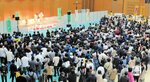 【にぎわい再び】復活したステージには４年ぶりに大勢の人が詰めかけた