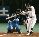 　本塁打を放つロッテ・初芝清＝２００２年９月、千葉マリンスタジアム