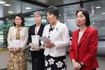 　報道陣の取材に応じる上川陽子氏（中央右）と堀川惠子さん（同左）ら＝２７日午後、厚労省