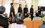 歌を披露するＡ－にょばりーとのメンバー