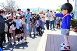 誕生日を迎えたコナン君を撮影するファンら＝４日、北栄町由良宿の青山剛昌ふるさと館