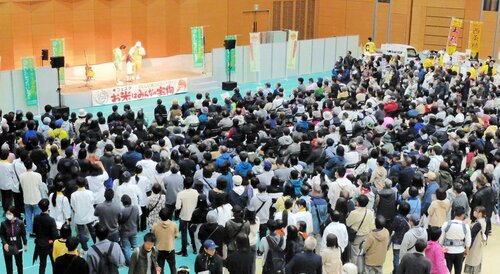 【にぎわい再び】復活したステージには４年ぶりに大勢の人が詰めかけた