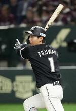 　３回ロッテ１死二、三塁、藤原が左前に適時打を放つ＝東京ドーム
