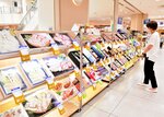 鳥取、島根両県の産品が並ぶ売り場。地元商品の充実に力を入れる＝米子市西福原２丁目の米子天満屋