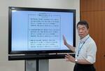 　自身がＡＩで制作した「全国育樹祭」のＰＲソングについて説明する宮城県の村井嘉浩知事＝２１日、宮城県庁