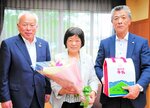 福本町長（中央）に白いバラの入った花束と乳製品の詰め合わせを届けた小前組合長（左）ら＝８日、琴浦町役場