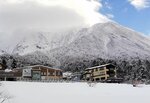 今季初の積雪で真っ白に染まった大山と大山寺地区＝１３日、鳥取県大山町大山