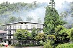 煙が上がるホテル大山従業員寮＝９日午前１１時５０分ごろ、大山町大山