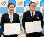 協定書を手にする田中市長（右）と並河社長