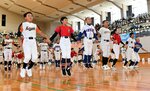 交流イベントを楽しむ選手たち＝１日、米子市東福原８丁目の米子産業体育館