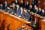　衆院本会議で２０２４年度補正予算案が可決され、一礼する石破首相（前列右端）ら＝１２日午後