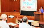 旅館経営のＤＸ化をテーマに講演する宮崎社長＝１３日、新温泉町浜坂の同町商工会本所
